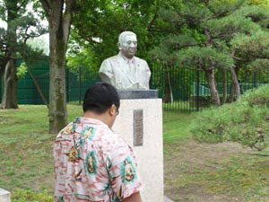 農水大臣・河野一郎氏銅像