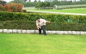 構える江戸川氏