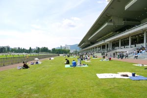 札幌競馬場のスタンド前